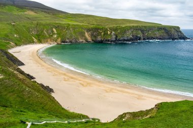 Silver Strand, güneybatıdaki Donegal ilçesinin Glencolmcille yakınlarındaki Malin Beg 'de bulunan at nalı şeklinde bir körfezde kumlu bir sahil. Vahşi Atlantik Yolu, İrlanda 'nın muhteşem kıyı yolu..