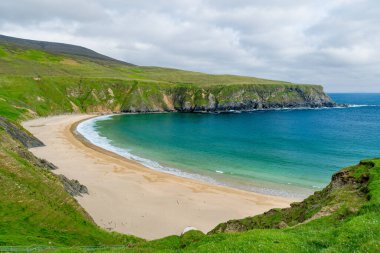 Silver Strand, güneybatıdaki Donegal ilçesinin Glencolmcille yakınlarındaki Malin Beg 'de bulunan at nalı şeklinde bir körfezde kumlu bir sahil. Vahşi Atlantik Yolu, İrlanda 'nın muhteşem kıyı yolu..
