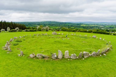 Beltany Taş Çemberi, İrlanda 'nın Donegal ilçesinin Raphoe kasabasının güneyinde bulunan etkileyici bir Bronz Çağı ayin alanı. M.Ö. 2100-700 yıllarından kalma..