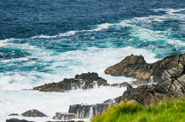 Malin Head 'deki sert ve kayalık sahil, İrlanda' nın en kuzeyindeki nokta, Vahşi Atlantik Yolu, muhteşem kıyı yolu. Doğanın harikaları. Sayısız Keşif Noktaları. Ortak Donegal