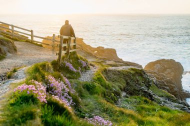 Turist, Malin Head 'in manzaralı güzelliğine hayran, İrlanda' nın en kuzey noktası, Vahşi Atlantik Yolu, muhteşem kıyı yolu. Doğanın harikaları. Sayısız Keşif Noktaları. Ortak Donegal