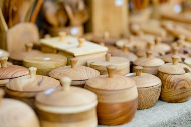 Vilnius 'taki Paskalya pazarında satılan ahşap mutfak gereçleri ve aletler. Litvanya başkentinin geleneksel el sanatları fuarı her Mart ayında Old Town sokaklarında düzenleniyor