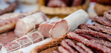 Litvanya 'nın Vilnius kentindeki bir çiftçi pazarında çeşitli ev yapımı et, kurutulmuş et ve sosis seçildi. Kaziukas, Litvanya 'nın başkentinde geleneksel bahar festivali.