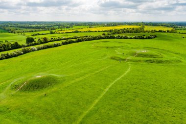 Bir dizi antik anıtiçeren ve geleneğe göre İrlanda Yüksek Kralı, County Meath, İrlanda'nın merkezi olarak kullanılan bir arkeolojik kompleks olan Tara Tepesi'nin havadan görünümü