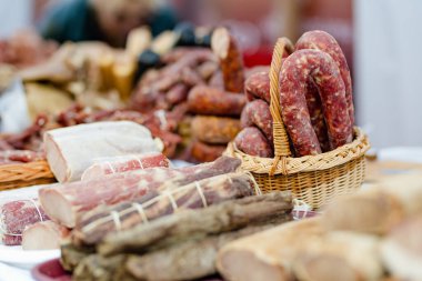 Litvanya 'nın Vilnius kentindeki bir çiftçi pazarında çeşitli ev yapımı et, kurutulmuş et ve sosis seçildi. Kaziukas, Litvanya 'nın başkentinde geleneksel bahar festivali.