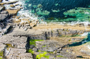 Kerry 'nin Halkası yolu boyunca engebeli ve kayalık kıyı manzarası. Iveragh Yarımadası 'nın engebeli kıyıları, Kerry ilçesi, İrlanda.