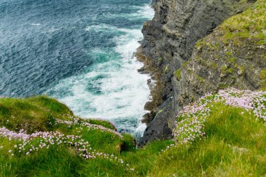 Muhteşem Kilkee Uçurumları, Loop Head Yarımadası 'nda, çarpıcı kıyı şeridinin uzak ve vahşi uzantısı, Vahşi Atlantik Yolu Keşif Noktası, County Clare, İrlanda.
