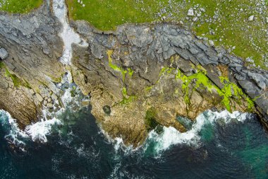 İrlanda 'nın Clare ilçesinin Burren bölgesinde muhteşem sisli hava manzarası. Burren Ulusal Parkı 'nda karst kireç taşına maruz kalmış. Sert İrlanda doğası.