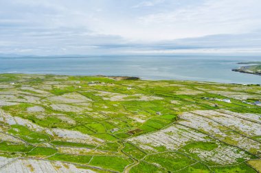 Inishmore veya Inis Mor, Galway Bay, İrlanda Aran Adaları en büyük havadan görünümü. Güçlü İrlanda kültürü, İrlanda diline sadakati ve antik kentlerin zenginliği ile ünlüdür..