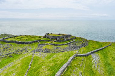 Aran Adaları 'nın en büyük tarih öncesi taş kalesi olan Dun Aonghasa ya da Dun Aengus' un havadan görünüşü, popüler turizm merkezi, önemli arkeolojik alan, Inishmore Adası, İrlanda