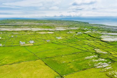 Inishmore veya Inis Mor, Galway Bay, İrlanda Aran Adaları en büyük havadan görünümü. Güçlü İrlanda kültürü, İrlanda diline sadakati ve antik kentlerin zenginliği ile ünlüdür..