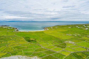 Inishmore veya Inis Mor, Galway Bay, İrlanda Aran Adaları en büyük havadan görünümü. Güçlü İrlanda kültürü, İrlanda diline sadakati ve antik kentlerin zenginliği ile ünlüdür..