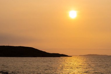 Ardmore ve Turbot adalarının muhteşem günbatımı manzarası ünlü Gökyüzü Yolu 'ndan başlayarak Clifden' den başlayan 15 km 'lik döngü sürüşü sayısız parlak izleme noktası ile, Vahşi Atlantik Yolu, Connemara, İrlanda.