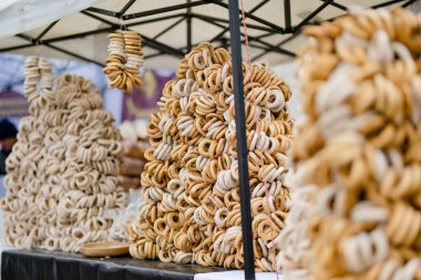 Vilnius 'taki açık hava çiftçi pazarında satılık organik simit somunları. Litvanya 'nın başkenti Vilnius' ta geleneksel bahar festivali.