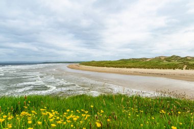 Muhteşem Tullan Strand, Donegal'ın ünlü sörf plajlarından biri, Sligo-Leitrim Dağları tarafından sağlanan doğal bir arka damla ile çerçeveli. County Donegal, İrlanda geniş düz kumlu plaj.