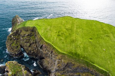 Silver Strand, güneybatıdaki Donegal ilçesinin Glencolmcille yakınlarındaki Malin Beg 'de bulunan at nalı şeklinde bir körfezde kumlu bir sahil. Vahşi Atlantik Yolu, İrlanda 'nın muhteşem kıyı yolu..