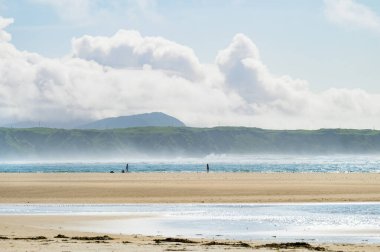 Five Finger Strand, Inishowen 'daki en ünlü plajlardan biri. El değmemiş kumları ve Avrupa' nın en yüksek kum tepeleri olan kayalık kıyı şeridi ile tanınıyor..