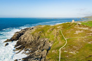 Banba 's Crown' ın hava manzarası, Malin Head 'in ikonik mücevheri, İrlanda' nın en kuzey noktası, ünlü Vahşi Atlantik Yolu, muhteşem kıyı yolu. Doğanın harikaları. Sayısız Keşif Noktaları. Ortak Donegal