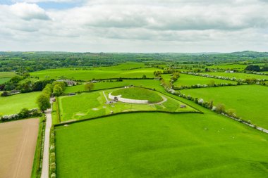 Newgrange, Neolitik dönemde inşa edilmiş tarih öncesi bir anıt, County Meath, İrlanda bulunan. İrlanda'nın en popüler turistik yerlerinden biri, Unesco Dünya Mirası.