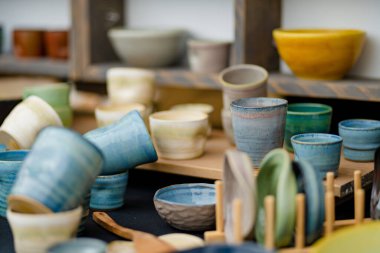 Seramik yemekler, sofra takımı ve sürahiler Kaziuko muge veya Kaziukas bahar fuarında satılıyor, Litvanya 'nın Vilnius kentindeki geleneksel Paskalya pazarı.