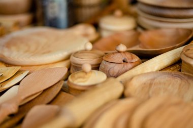 Vilnius 'taki Paskalya pazarında satılan ahşap mutfak gereçleri ve aletler. Litvanya başkentinin geleneksel el sanatları fuarı her Mart ayında Old Town sokaklarında düzenleniyor