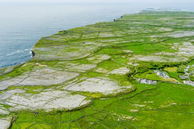 Inishmore veya Inis Mor, Galway Bay, İrlanda Aran Adaları en büyük havadan görünümü. Güçlü İrlanda kültürü, İrlanda diline sadakati ve antik kentlerin zenginliği ile ünlüdür..