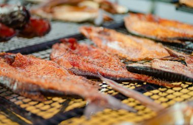 Litvanya 'nın Vilnius kentindeki bir çiftçi pazarında tütsülenmiş balık seçildi. Kaziukas, Litvanya 'nın başkentinde geleneksel bahar festivali.