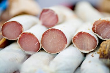 Litvanya 'nın Vilnius kentindeki bir çiftçi pazarında çeşitli ev yapımı et, kurutulmuş et ve sosis seçildi. Kaziukas, Litvanya 'nın başkentinde geleneksel bahar festivali.