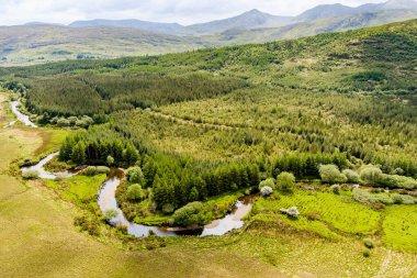 Joyce 'un nehrinin İrlanda' nın Connemara bölgesindeki hava manzarası. İrlanda manzarası, Galway İlçesi, İrlanda.