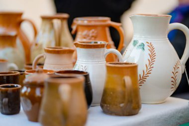 Seramik yemekler, sofra takımı ve sürahiler Kaziuko muge veya Kaziukas bahar fuarında satılıyor, Litvanya 'nın Vilnius kentindeki geleneksel Paskalya pazarı.