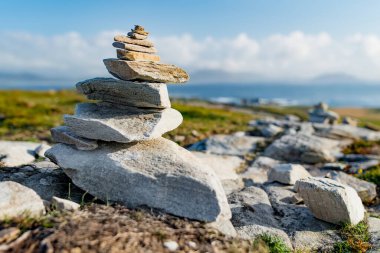 Taşlar Malin Head 'de, İrlanda' nın en kuzeydeki noktası, Vahşi Atlantik Yolu, muhteşem kıyı yolu. Doğanın harikaları. Sayısız Keşif Noktaları. Ortak Donegal