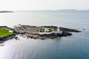 Cromwell Point 'teki Valentia Adası Deniz Feneri' nin güzel hava manzarası. Vahşi Atlantik Yolu 'nda ziyaret etmeye değer yerler. Güneşli yaz gününde İrlanda manzaralı kırsal kesim, Kerry County, İrlanda.