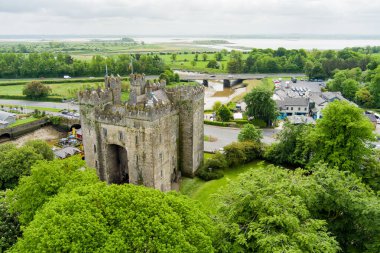 Bunratty Şatosu, County Clare 'de 15. yüzyıldan kalma büyük bir kule. Bunratty köyünün merkezinde, Limerick ve Ennis kasabaları arasında..