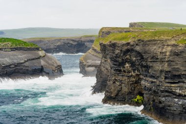Muhteşem Kilkee Uçurumları, Loop Head Yarımadası 'nda, çarpıcı kıyı şeridinin uzak ve vahşi uzantısı, Vahşi Atlantik Yolu Keşif Noktası, County Clare, İrlanda.