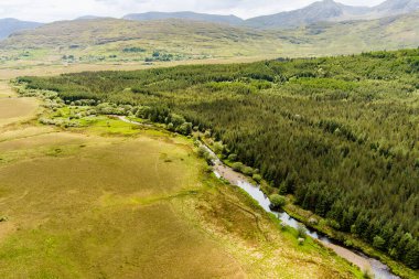 Joyce 'un nehrinin İrlanda' nın Connemara bölgesindeki hava manzarası. İrlanda manzarası, Galway İlçesi, İrlanda.