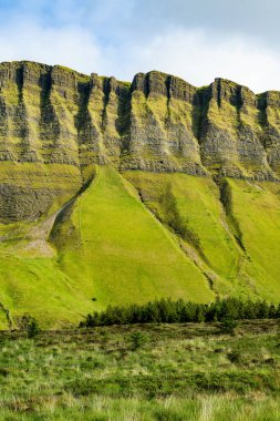 Benbulbin, nam-ı diğer Benbulben ya da Ben Bulben, simgesel simge, büyük düz tepeli nunatak kaya oluşumu. Wild Atlantic Way, County Sligo, İrlanda 'daki muhteşem kostüm sürüş rotası.
