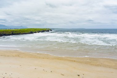 Muhteşem Tullan Strand, Donegal'ın ünlü sörf plajlarından biri, Sligo-Leitrim Dağları tarafından sağlanan doğal bir arka damla ile çerçeveli. County Donegal, İrlanda geniş düz kumlu plaj.