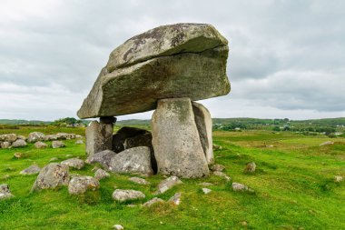 Kilclooney Dolmen, İrlanda 'nın en zarif portal mezarlarından biri ya da dolmens, güneybatı Donegal' da bulunuyor. Neolitik anıt M.Ö. 4000 ile 3.000 yılları arasında yapılmış..