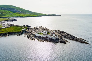 Cromwell Point 'teki Valentia Adası Deniz Feneri' nin güzel hava manzarası. Vahşi Atlantik Yolu 'nda ziyaret etmeye değer yerler. Güneşli yaz gününde İrlanda manzaralı kırsal kesim, Kerry County, İrlanda.