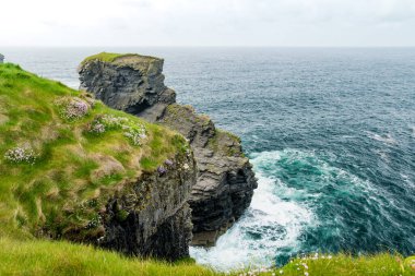 Muhteşem Kilkee Uçurumları, Loop Head Yarımadası 'nda, çarpıcı kıyı şeridinin uzak ve vahşi uzantısı, Vahşi Atlantik Yolu Keşif Noktası, County Clare, İrlanda.