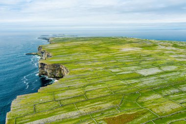 Inishmore veya Inis Mor, Galway Bay, İrlanda Aran Adaları en büyük havadan görünümü. Güçlü İrlanda kültürü, İrlanda diline sadakati ve antik kentlerin zenginliği ile ünlüdür..