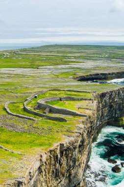 Aran Adaları 'nın en büyük tarih öncesi taş kalesi olan Dun Aonghasa ya da Dun Aengus' un havadan görünüşü, popüler turizm merkezi, önemli arkeolojik alan, Inishmore Adası, İrlanda