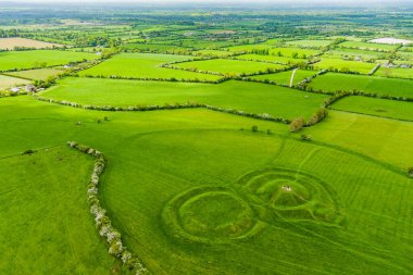 Bir dizi antik anıtiçeren ve geleneğe göre İrlanda Yüksek Kralı, County Meath, İrlanda'nın merkezi olarak kullanılan bir arkeolojik kompleks olan Tara Tepesi'nin havadan görünümü