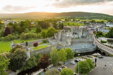 İrlanda 'nın en önde gelen ve en iyi korunmuş ortaçağ şatolarından biri olan Cahir Şatosu Suir, Tipperary, İrlanda' da bulunan kayalık bir adada yer almaktadır..