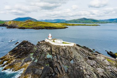 Cromwell Point 'teki Valentia Adası Deniz Feneri' nin güzel hava manzarası. Vahşi Atlantik Yolu 'nda ziyaret etmeye değer yerler. Güneşli yaz gününde İrlanda manzaralı kırsal kesim, Kerry County, İrlanda.