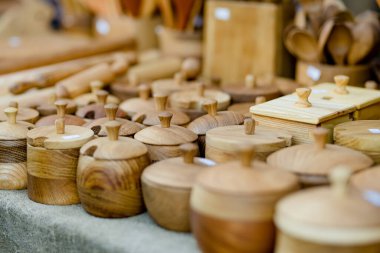Vilnius 'taki Paskalya pazarında satılan ahşap mutfak gereçleri ve aletler. Litvanya başkentinin geleneksel el sanatları fuarı her Mart ayında Old Town sokaklarında düzenleniyor