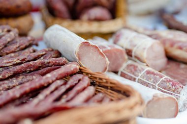 Litvanya 'nın Vilnius kentindeki bir çiftçi pazarında çeşitli ev yapımı et, kurutulmuş et ve sosis seçildi. Kaziukas, Litvanya 'nın başkentinde geleneksel bahar festivali.