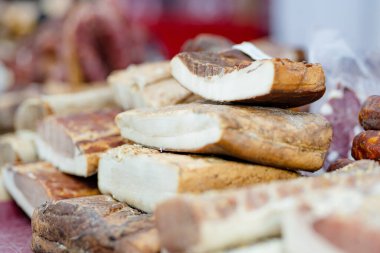 Litvanya 'nın Vilnius kentindeki bir çiftçi pazarında çeşitli ev yapımı et, kurutulmuş et ve sosis seçildi. Kaziukas, Litvanya 'nın başkentinde geleneksel bahar festivali.