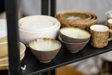 Seramik yemekler, sofra takımı ve sürahiler Kaziuko muge veya Kaziukas bahar fuarında satılıyor, Litvanya 'nın Vilnius kentindeki geleneksel Paskalya pazarı.