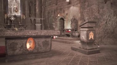 Krakow, Polonya - 8 Temmuz 2022: Ünlü Wieliczka tuz madeni. Dünyanın en eski tuz madenlerinden biri olan UNESCO Dünya Mirasları Alanı her gün çok sayıda kalabalığı çekiyor. St. Kingas Şapeli.